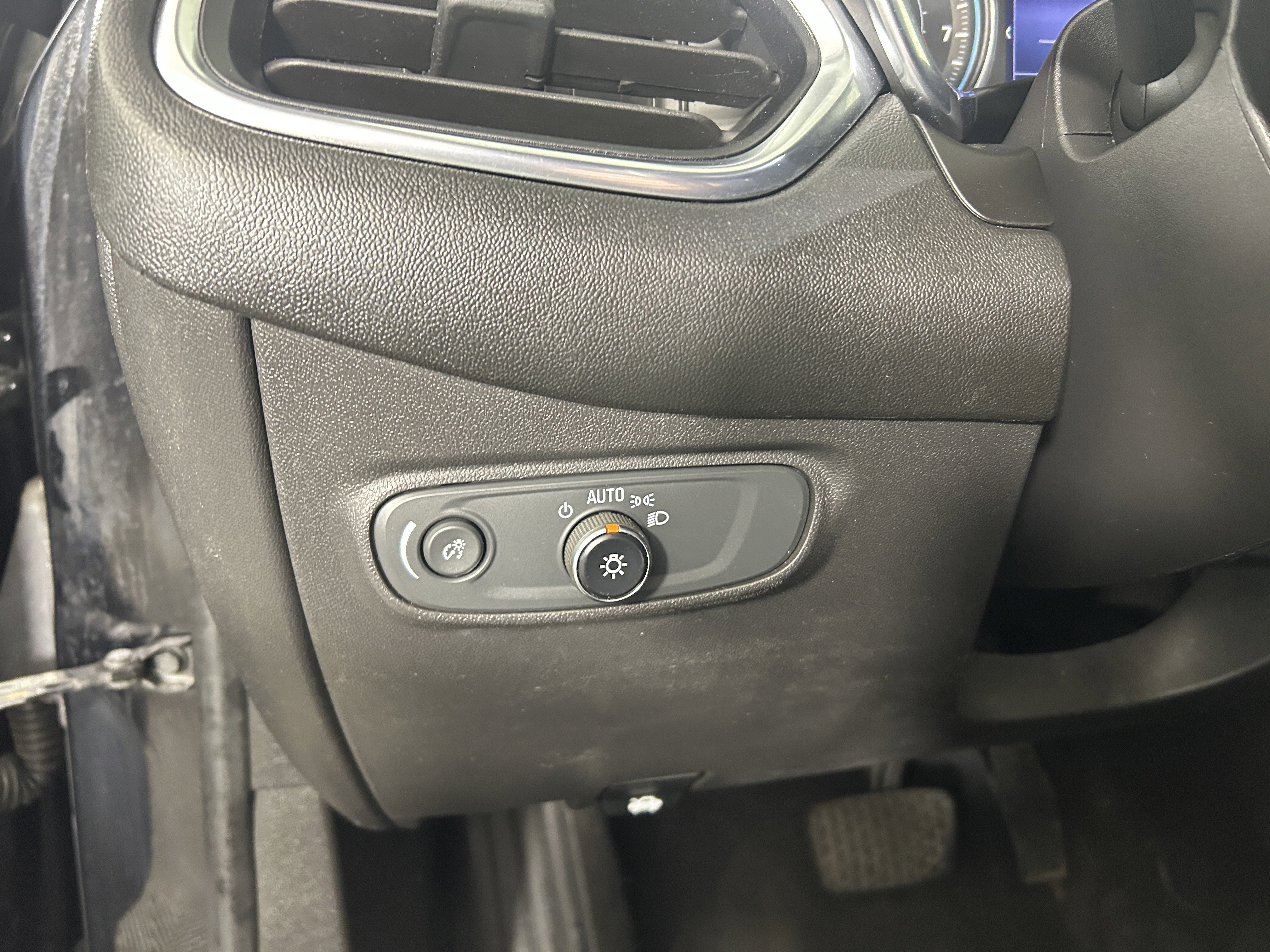 Used 2022 Chevrolet Equinox LT AWD/4WD image 16
