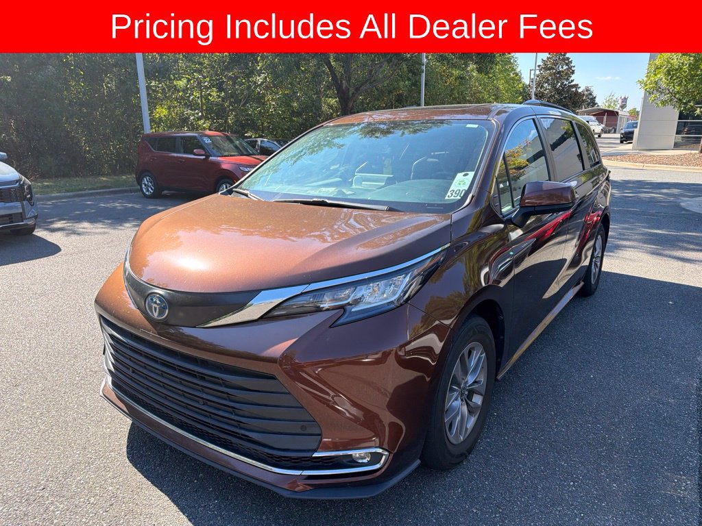 Used 2023 Toyota Sienna XLE FWD image 3