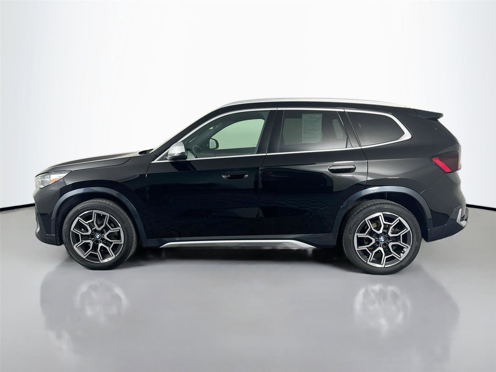 Certified 2023 BMW X1 xDrive28i w/ Convenience Package AWD/4WD image 3