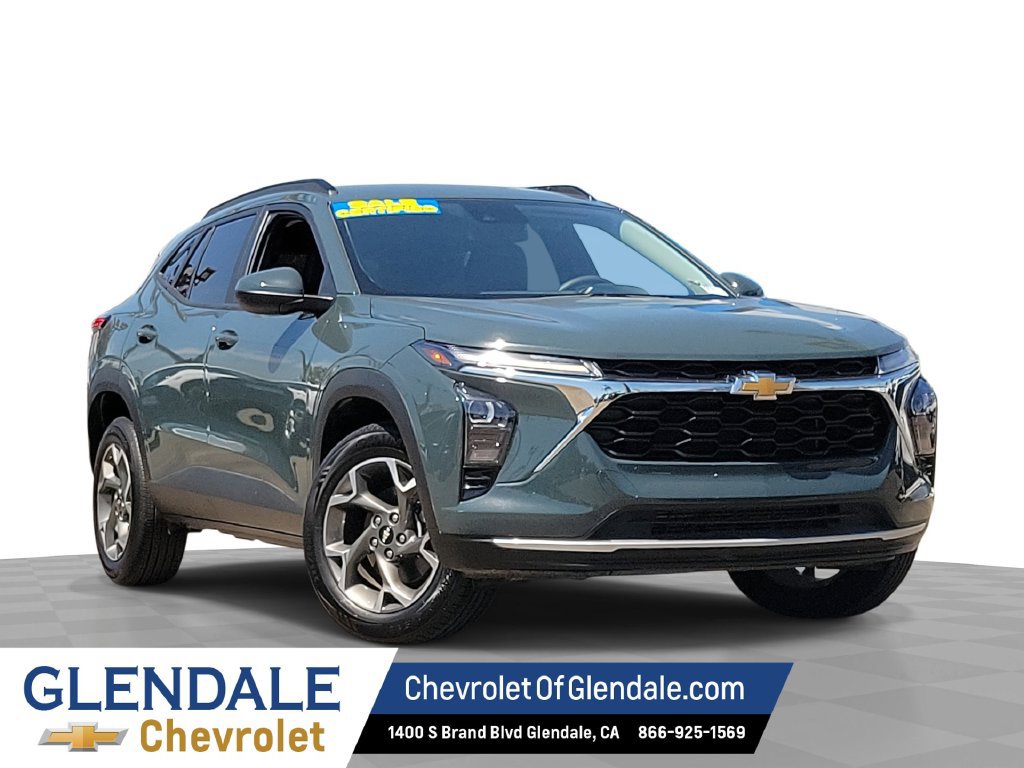 Used 2025 Chevrolet Trax LT FWD image 1