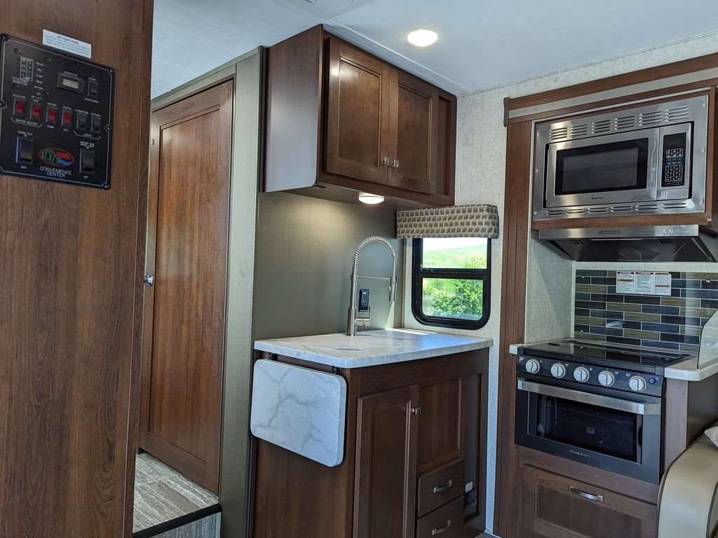 Used 2019 Chevrolet Express 4500 w/ RV Package RWD image 28