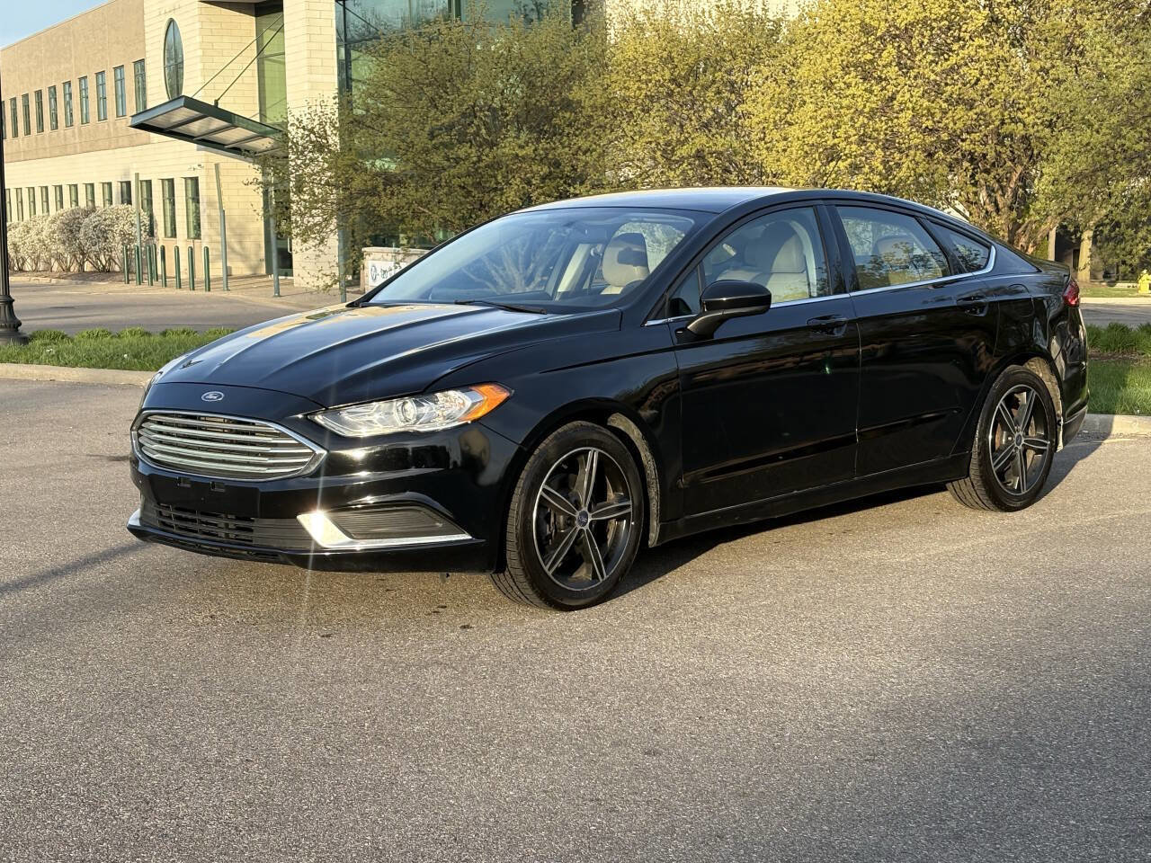 Used 2017 Ford Fusion SE w/ Fusion SE Technology Package FWD image 2