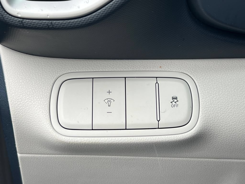 Used 2025 Hyundai Venue Limited FWD image 19