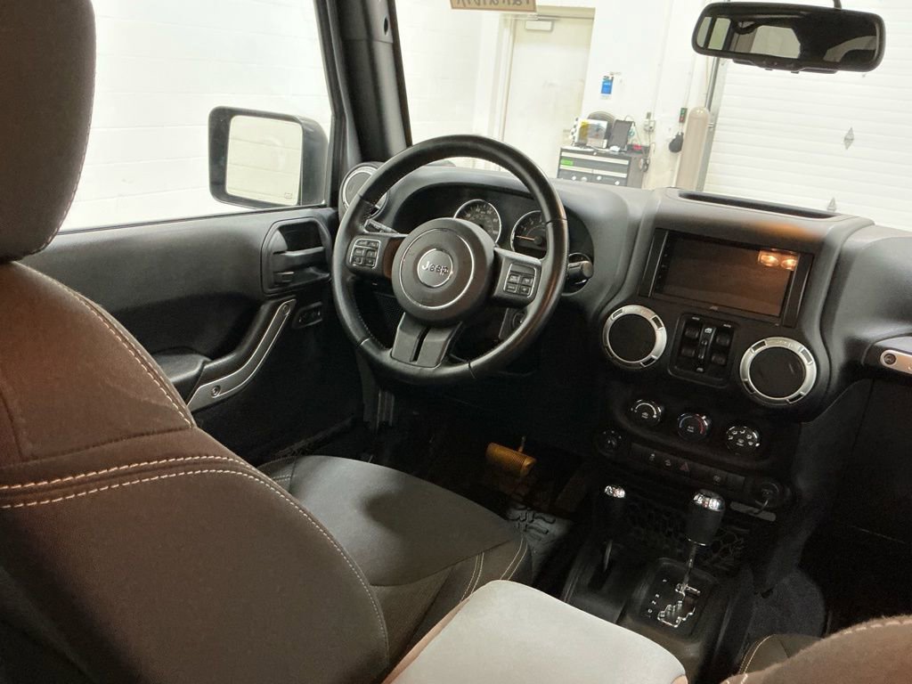 Used 2016 Jeep Wrangler Unlimited Rubicon w/ Connectivity Group image 16