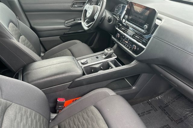 Used 2025 Nissan Pathfinder SV AWD/4WD image 16
