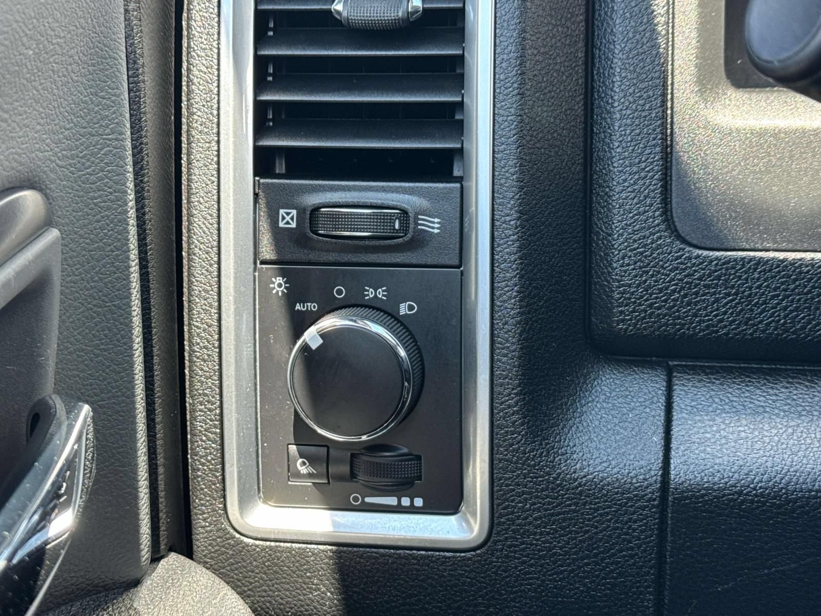 Used 2021 RAM 1500 Classic SLT AWD/4WD image 26