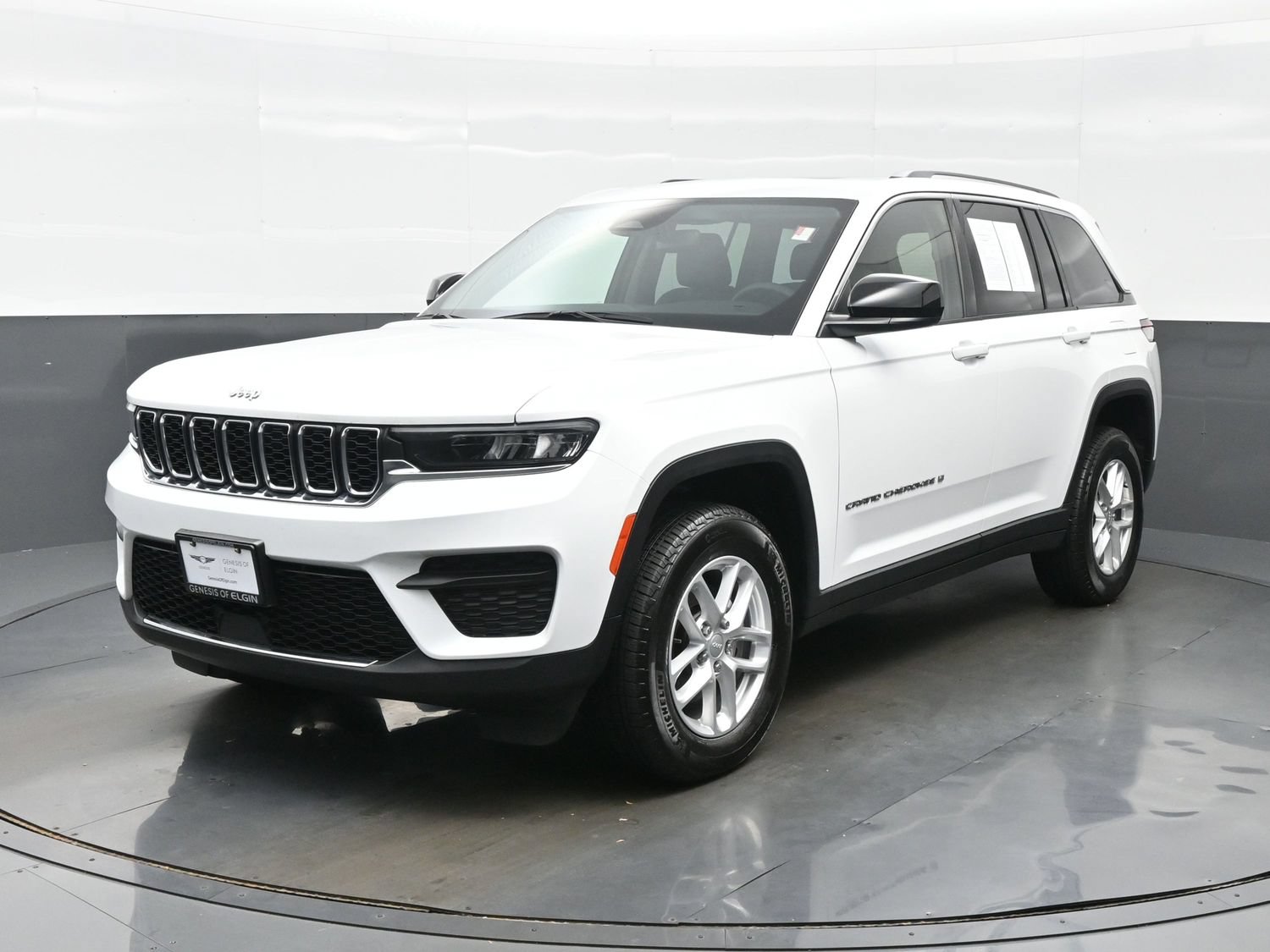 Used 2023 Jeep Grand Cherokee Laredo AWD/4WD image 2