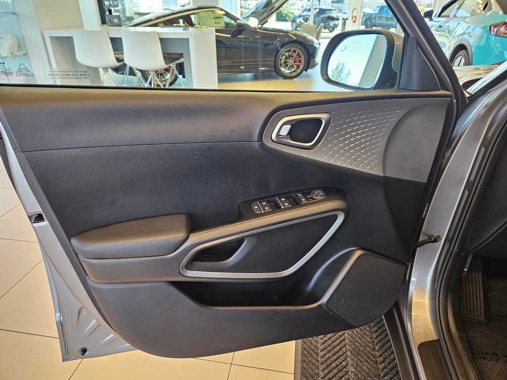 Used 2025 Kia Soul LX w/ LX Technology Package FWD image 13