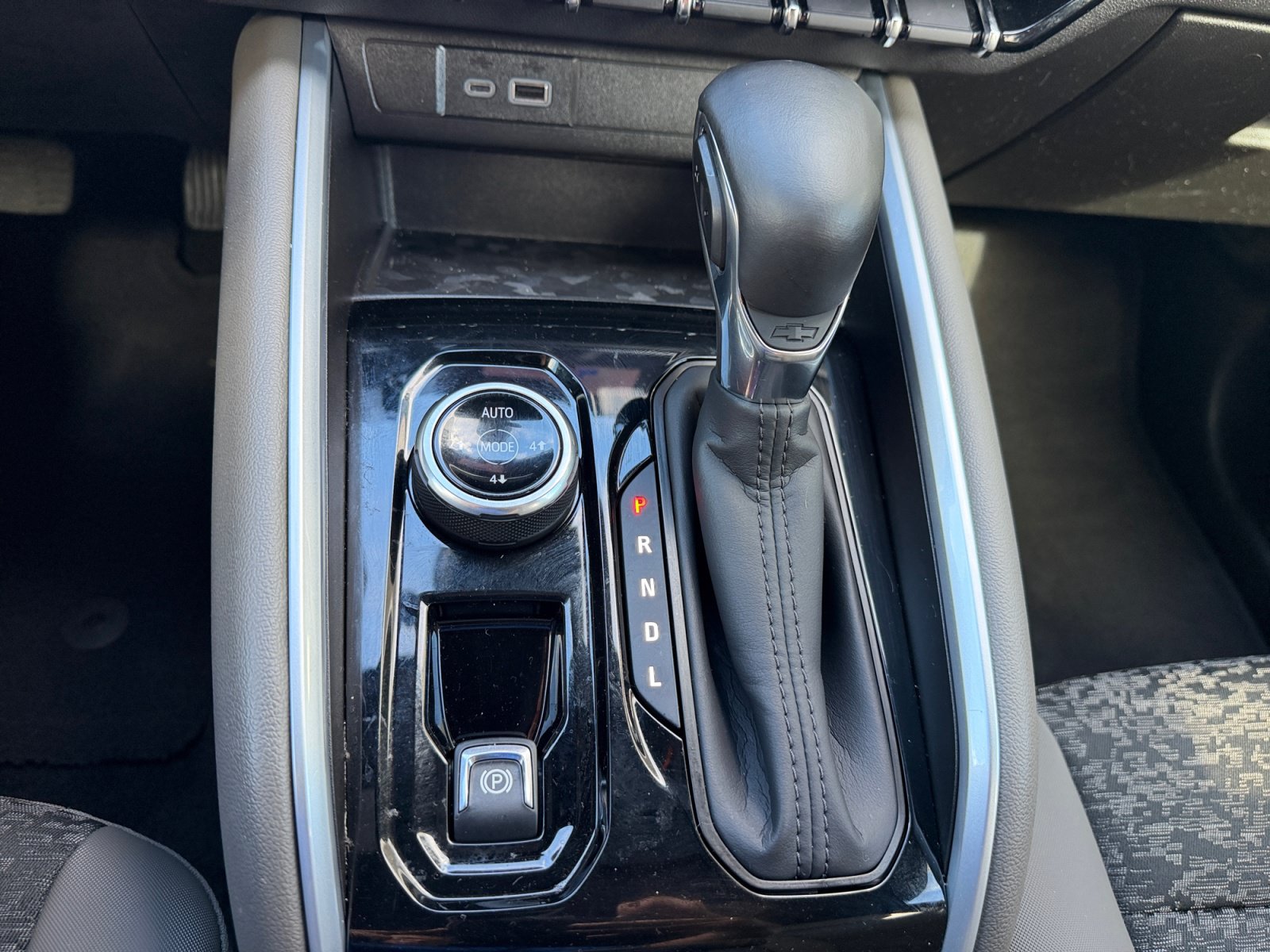 Used 2024 Chevrolet Colorado ZR2 w/ Technology Package AWD/4WD image 25