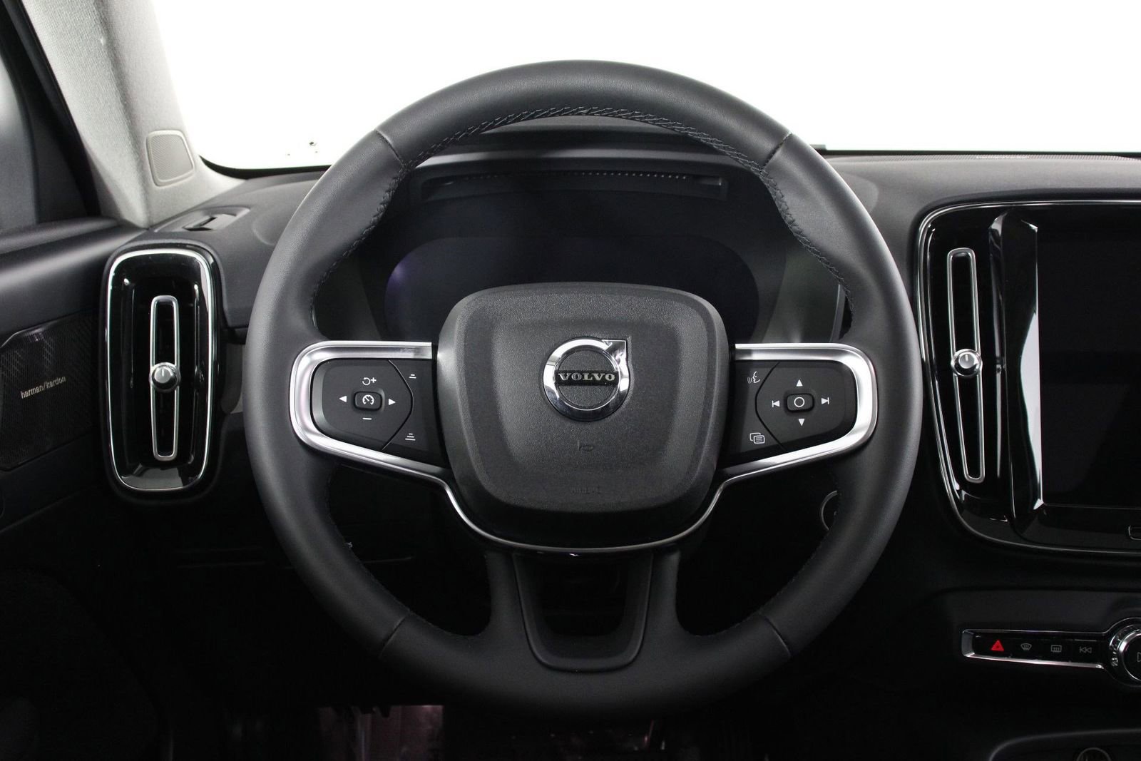 Used 2023 Volvo XC40 B5 Ultimate w/ Climate Package AWD/4WD image 8