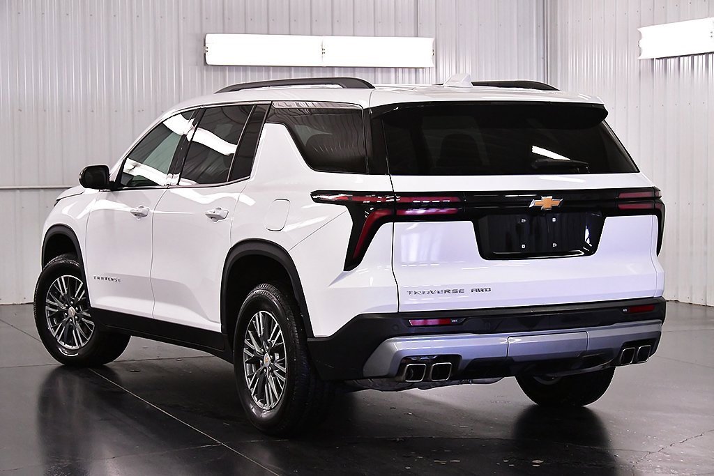 Used 2025 Chevrolet Traverse LT image 5