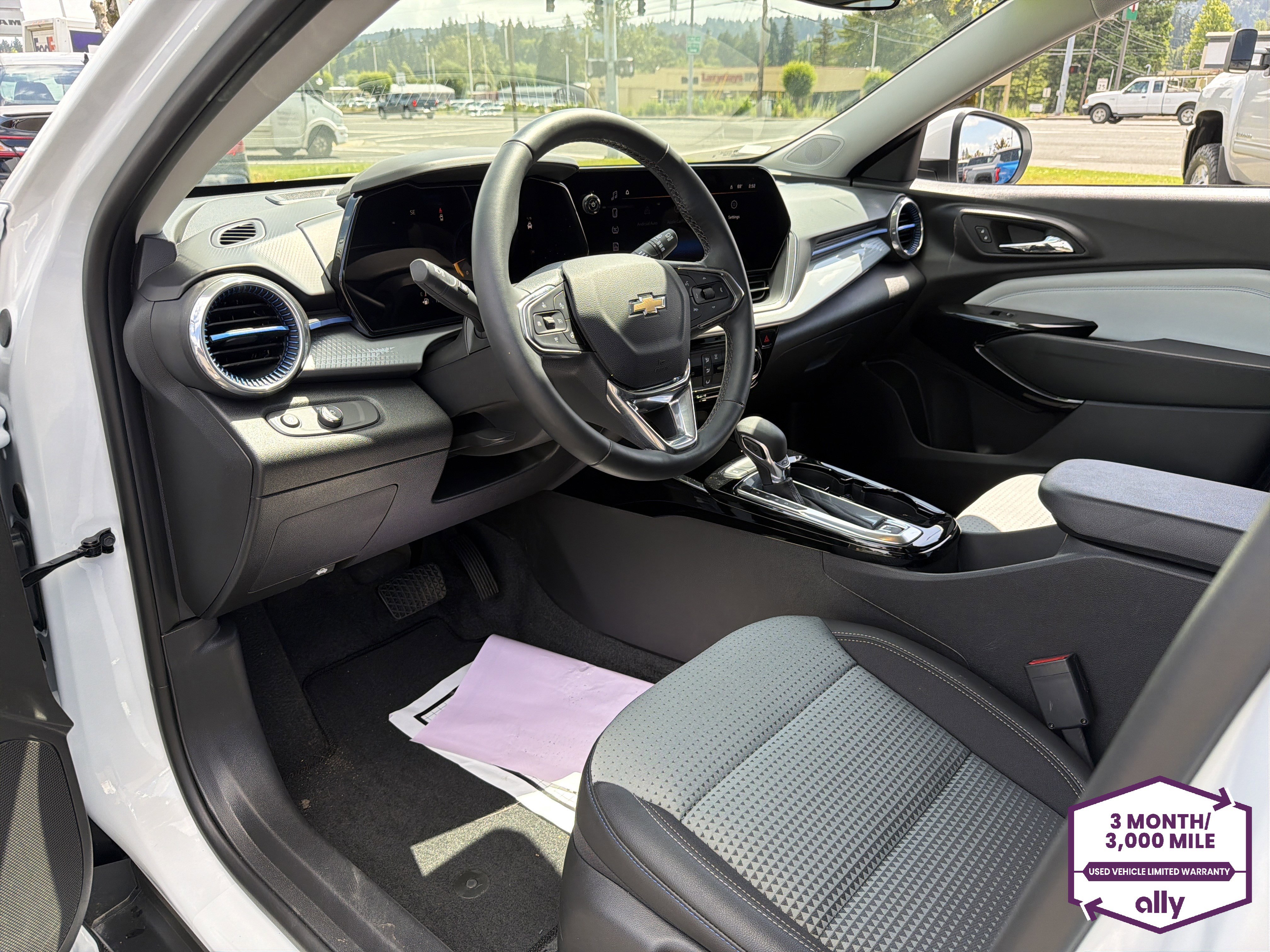 Used 2025 Chevrolet Trax LT w/ Driver Confidence Package FWD image 9