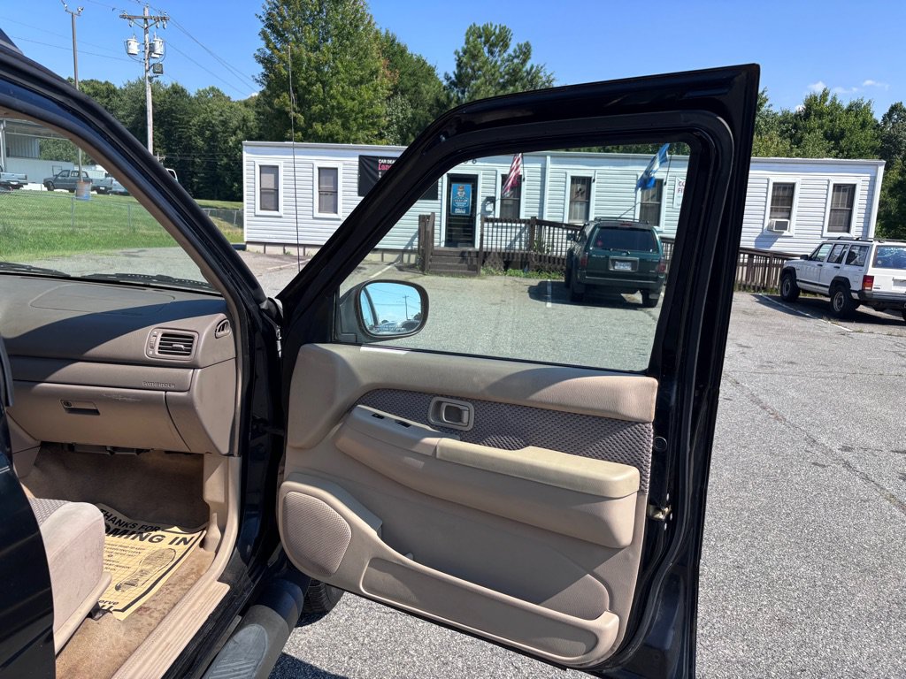 Used 2002 Nissan Pathfinder SE RWD image 23