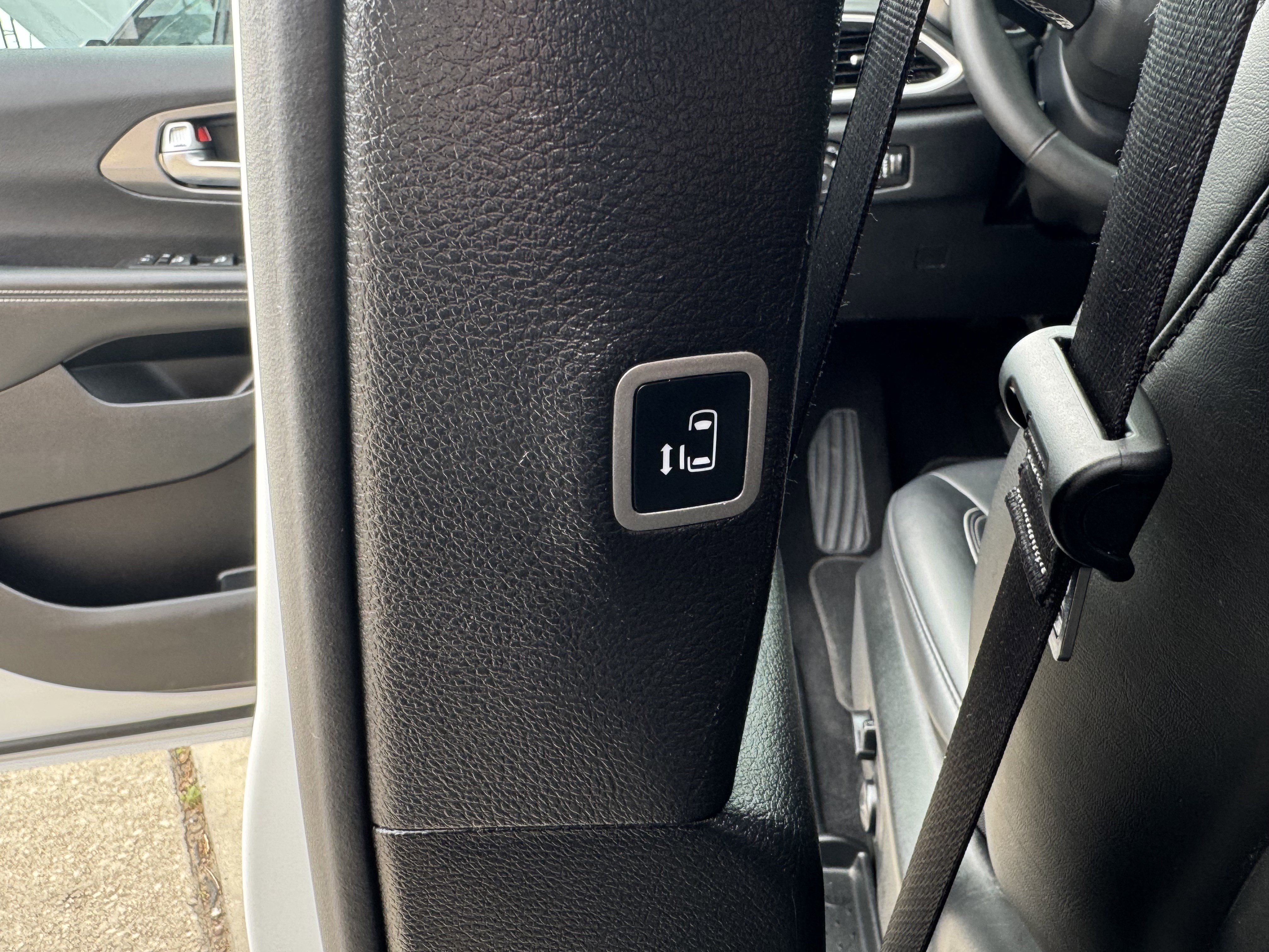 Used 2025 Chrysler Pacifica Select image 15