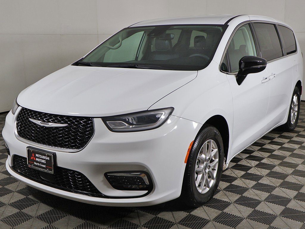 Used 2024 Chrysler Pacifica Touring-L image 9