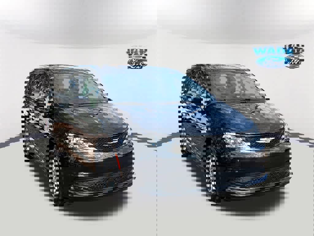 Used 2023 Chrysler Voyager LX image 3