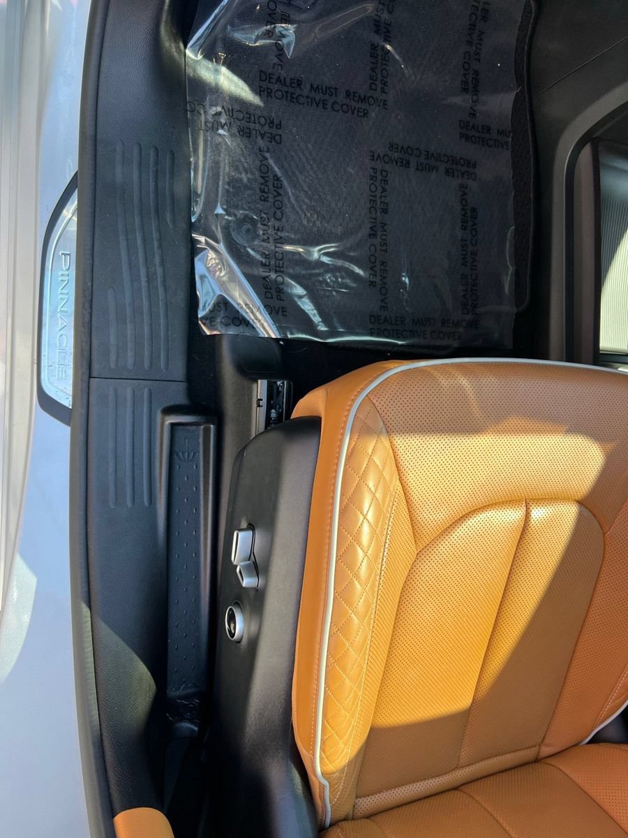 Used 2023 Chrysler Pacifica Pinnacle FWD image 31