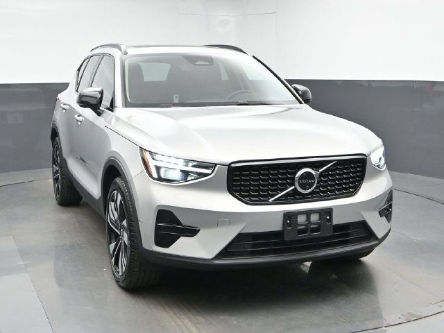 Used 2023 Volvo XC40 B5 Ultimate w/ Protection Package Premier AWD/4WD image 2