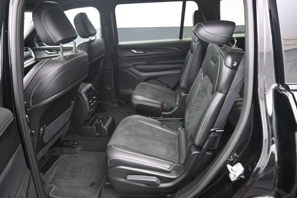 Used 2025 Jeep Grand Cherokee L Altitude AWD/4WD image 15