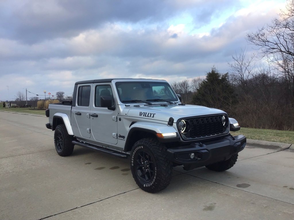 Used 2024 Jeep Gladiator Willys image 1
