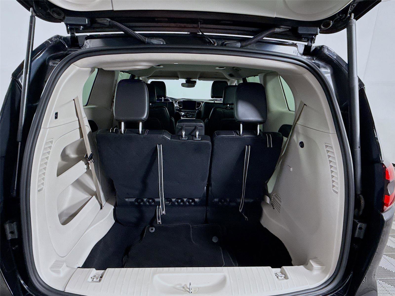 Used 2023 Chrysler Pacifica Touring-L image 18