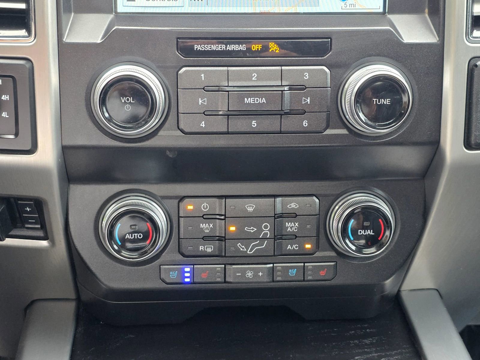 Used 2019 Ford F350 Platinum w/ Platinum Ultimate Package AWD/4WD image 17