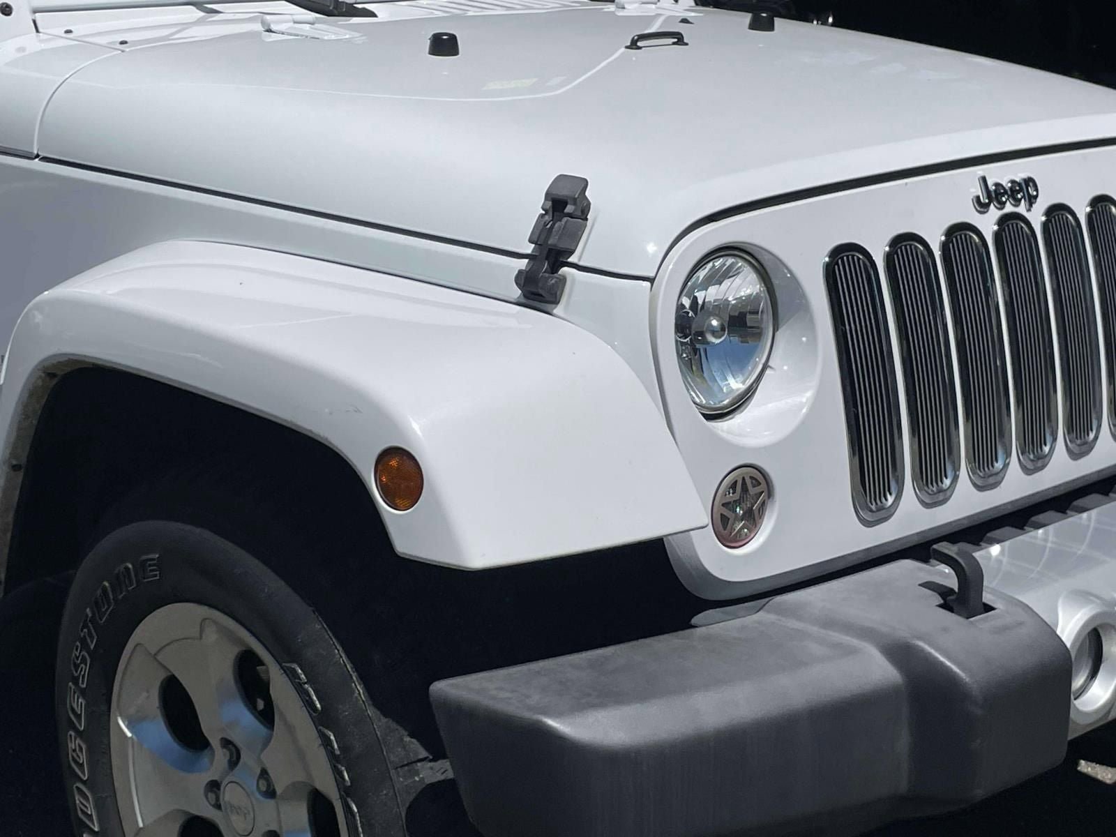 Used 2015 Jeep Wrangler Unlimited Sahara w/ Connectivity Group AWD/4WD image 10