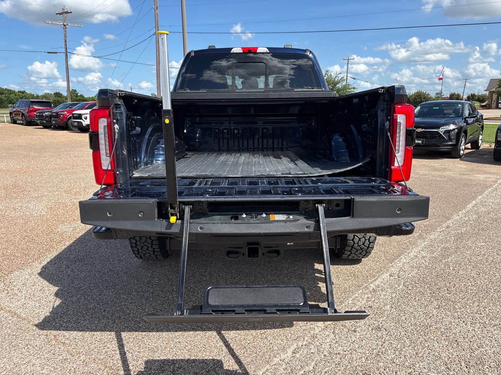 Used 2023 Ford F250 Platinum w/ FX4 Off-Road Package AWD/4WD image 40