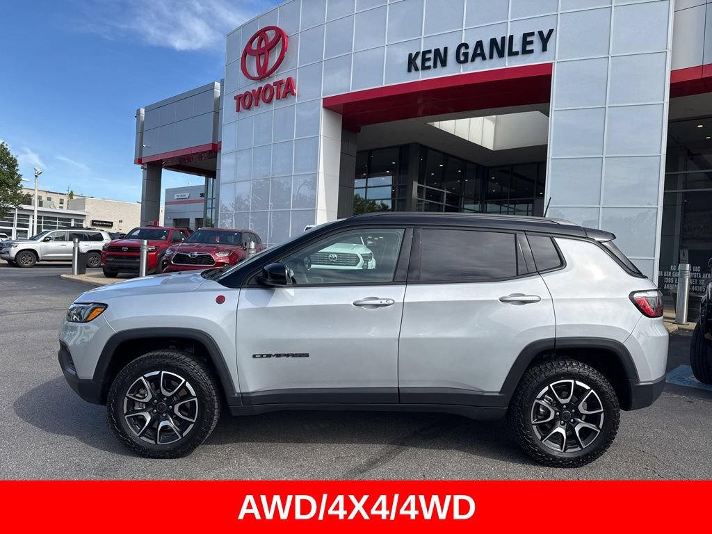 Used 2025 Jeep Compass Trailhawk AWD/4WD image 3