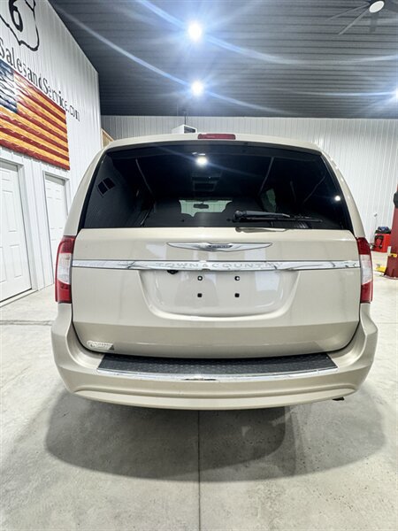 Used 2013 Chrysler Town & Country Touring FWD image 5