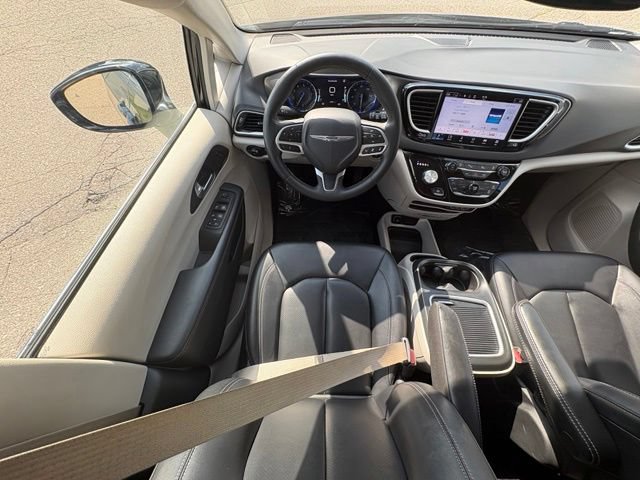 Used 2024 Chrysler Pacifica Touring-L FWD image 21