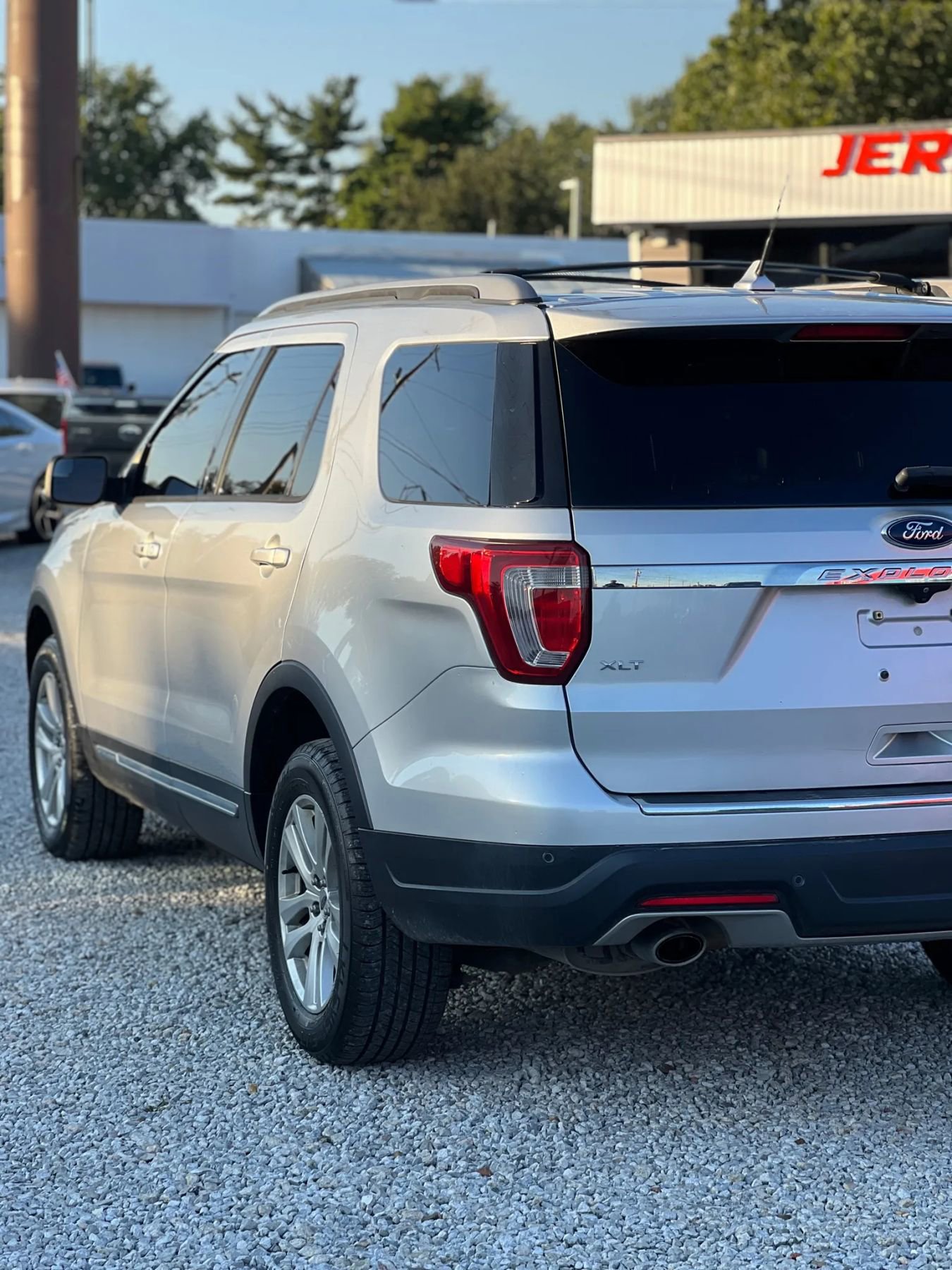 Used 2018 Ford Explorer XLT w/ Equipment Group 202A image 4