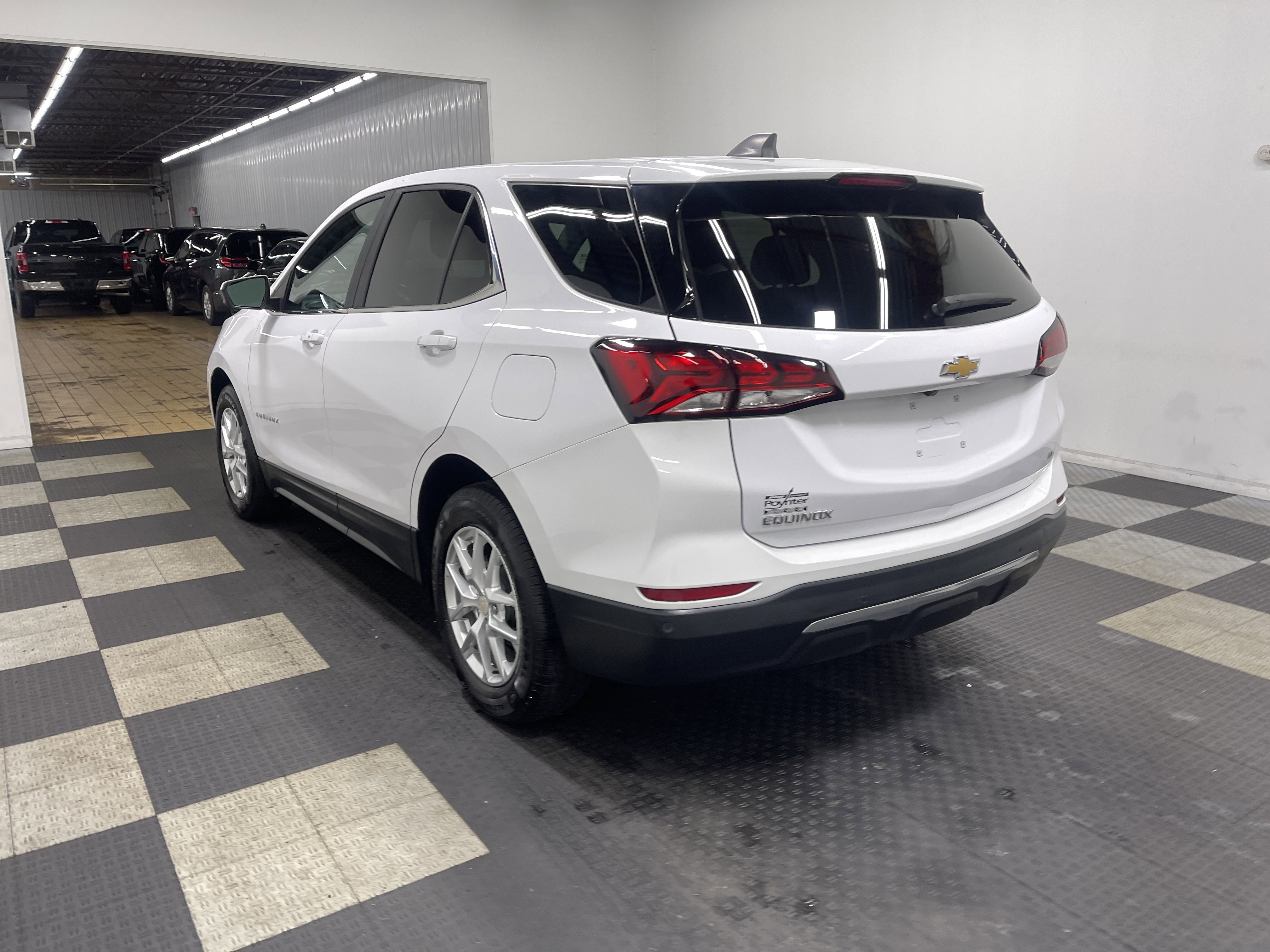 Used 2022 Chevrolet Equinox LT w/ Driver Convenience Package image 2