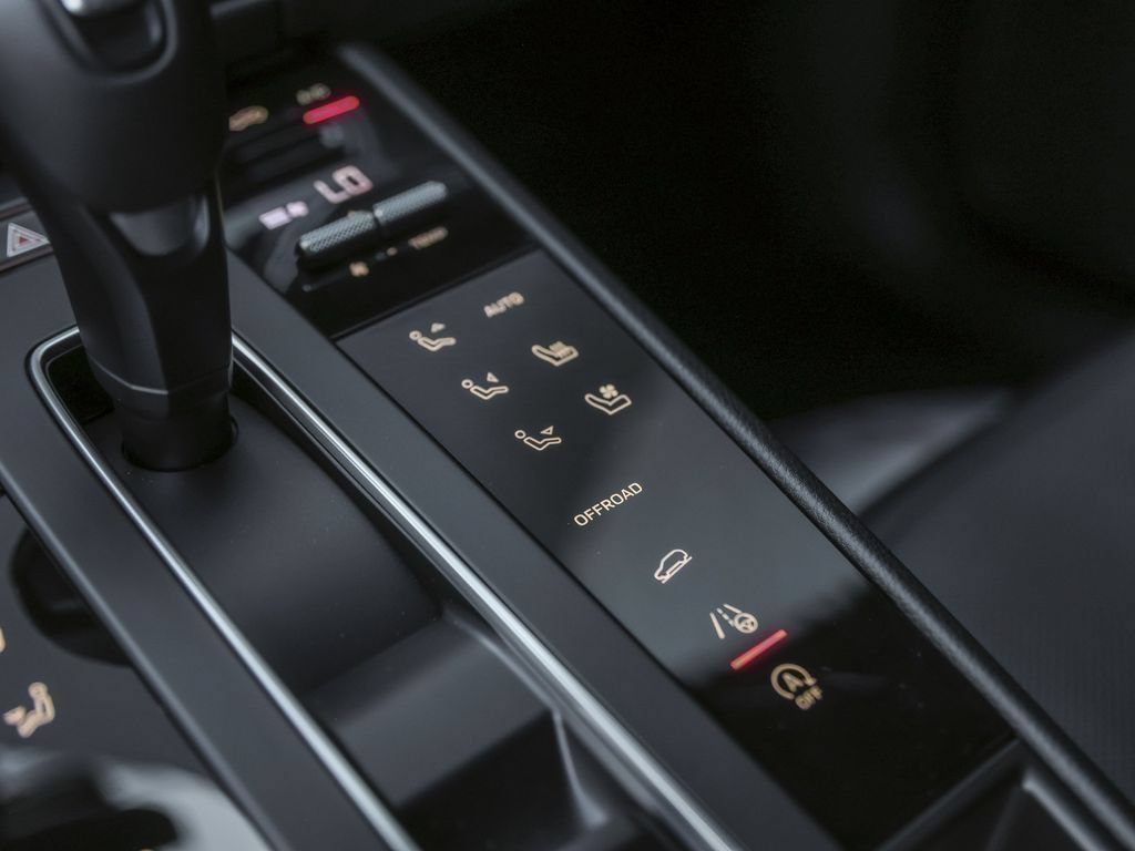 Certified 2026 Porsche Macan AWD/4WD image 29