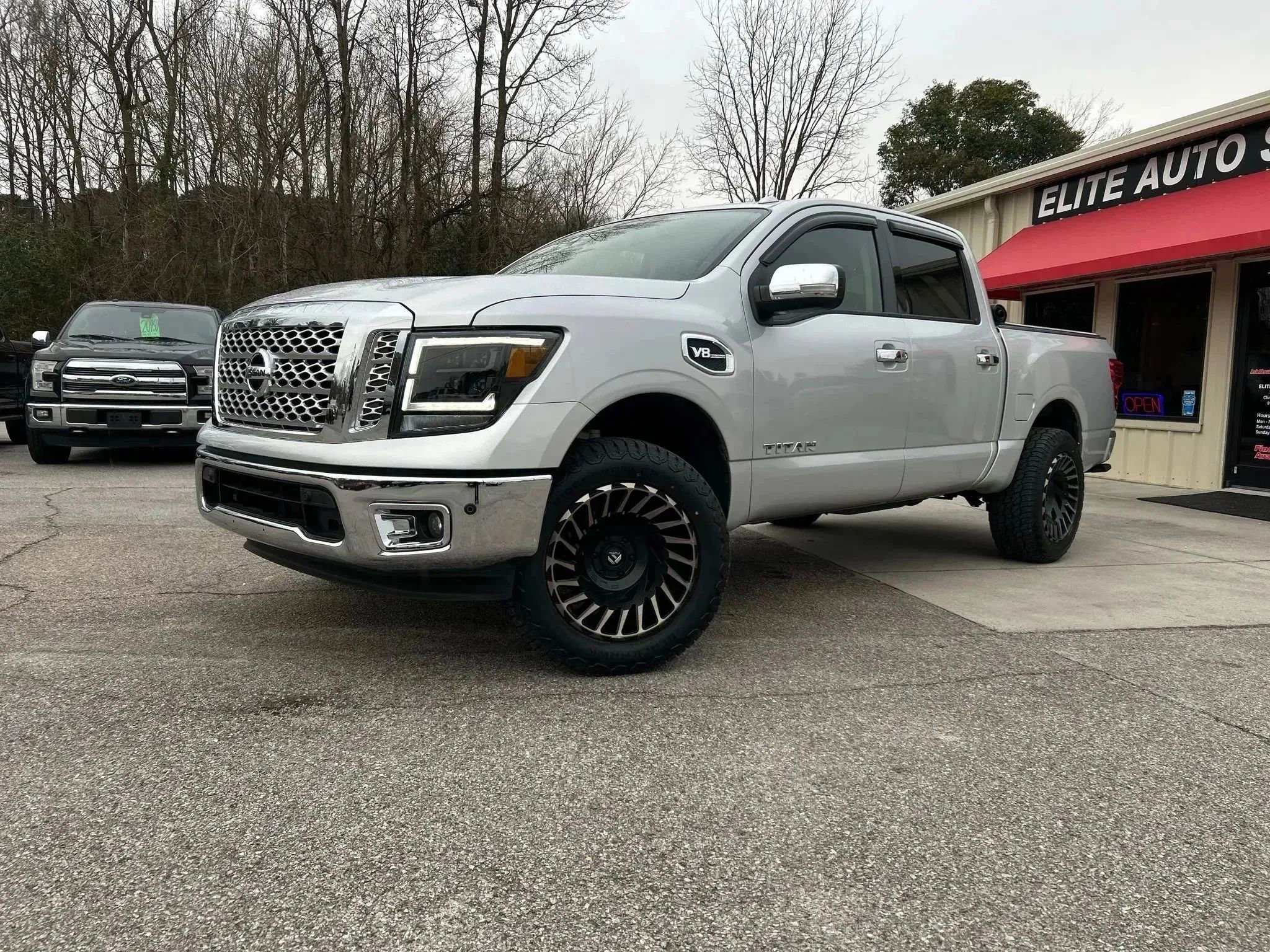Used 2017 Nissan Titan SL image 3