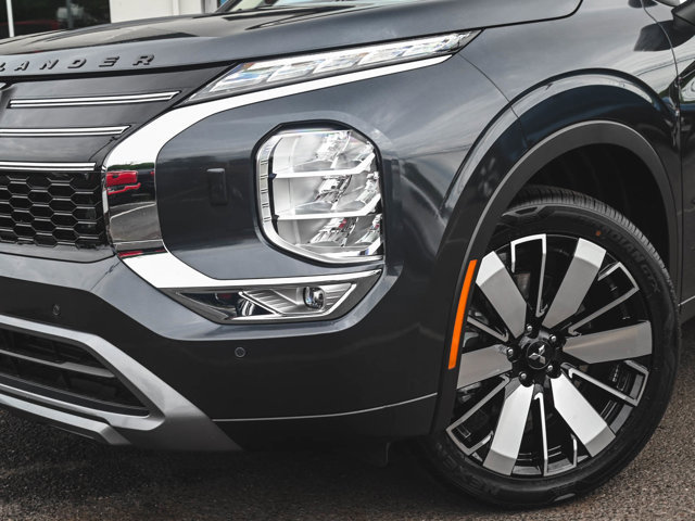 New 2025 Mitsubishi Outlander SE image 34