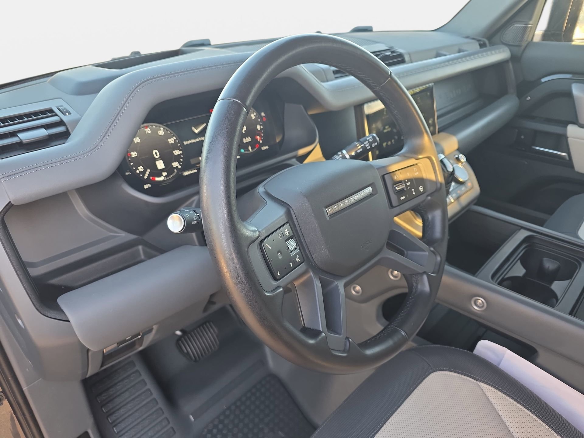 Used 2024 Land Rover Defender 110 X-Dynamic SE AWD/4WD image 16