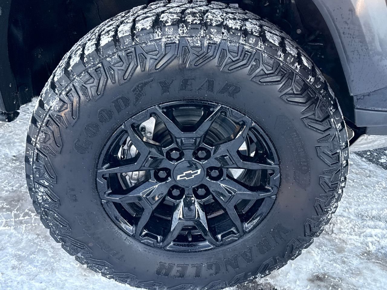 Used 2025 Chevrolet Colorado ZR2 w/ Technology Package image 9