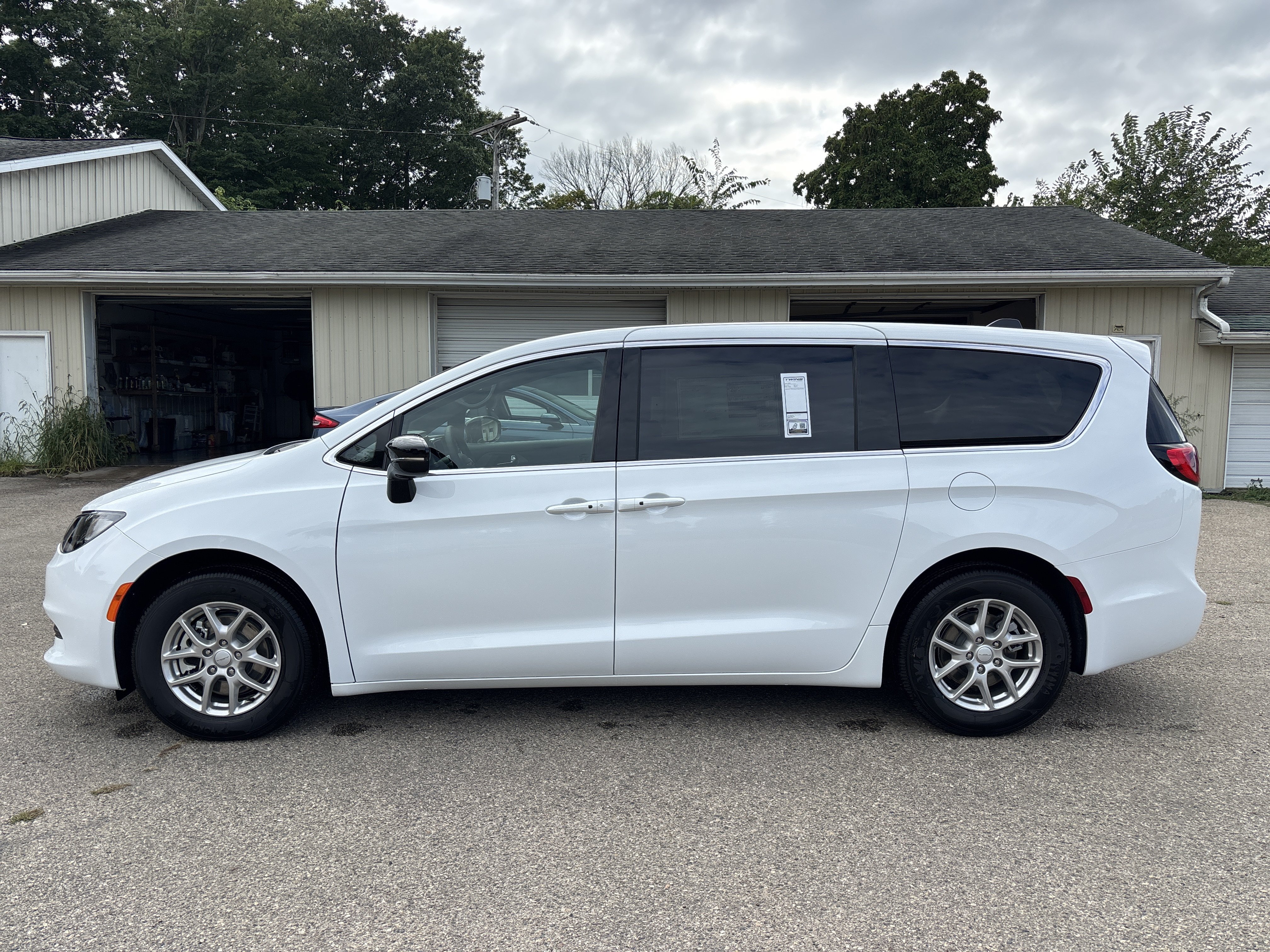 New 2027 Chrysler Pacifica LX FWD image 9