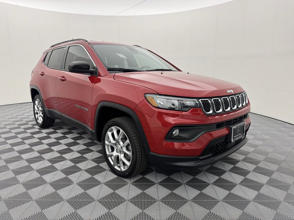 Used 2023 Jeep Compass Latitude image 2