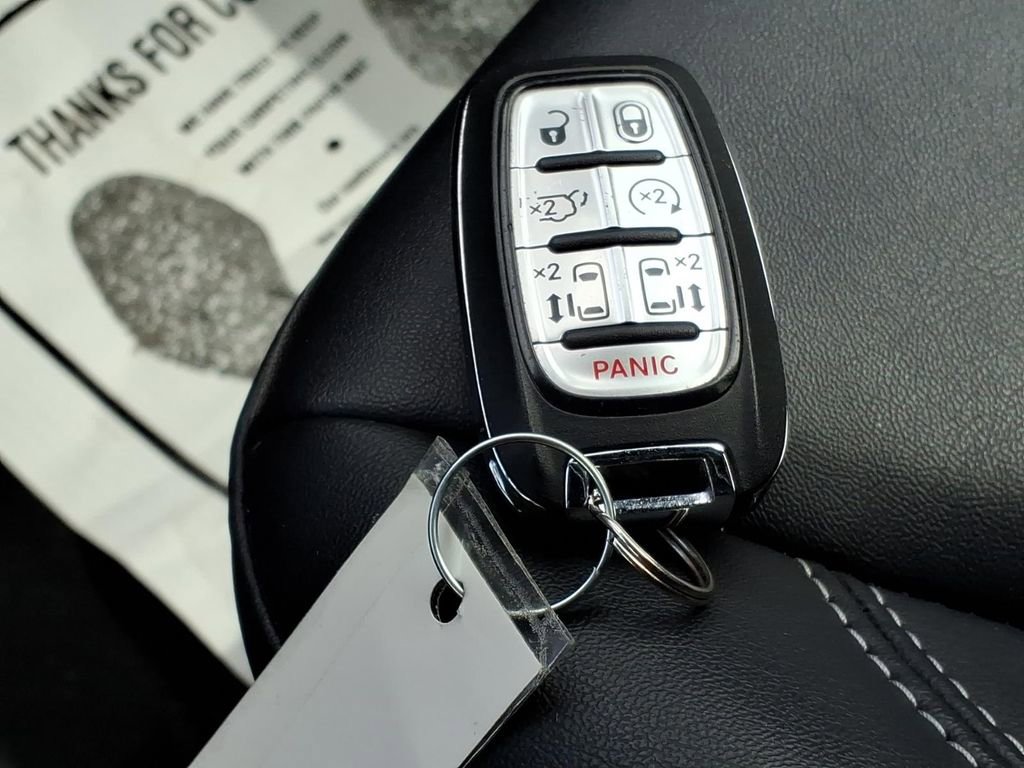 Used 2025 Chrysler Pacifica Select FWD image 30