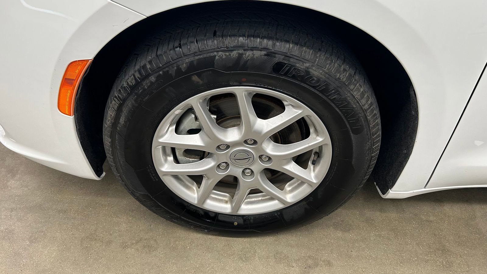 Used 2023 Chrysler Pacifica Touring-L image 9