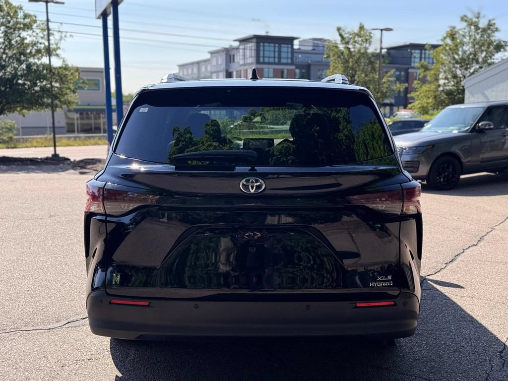 Used 2023 Toyota Sienna XLE FWD image 5