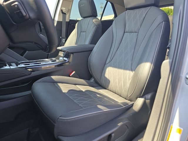 Used 2023 Buick Envision Avenir AWD/4WD image 23