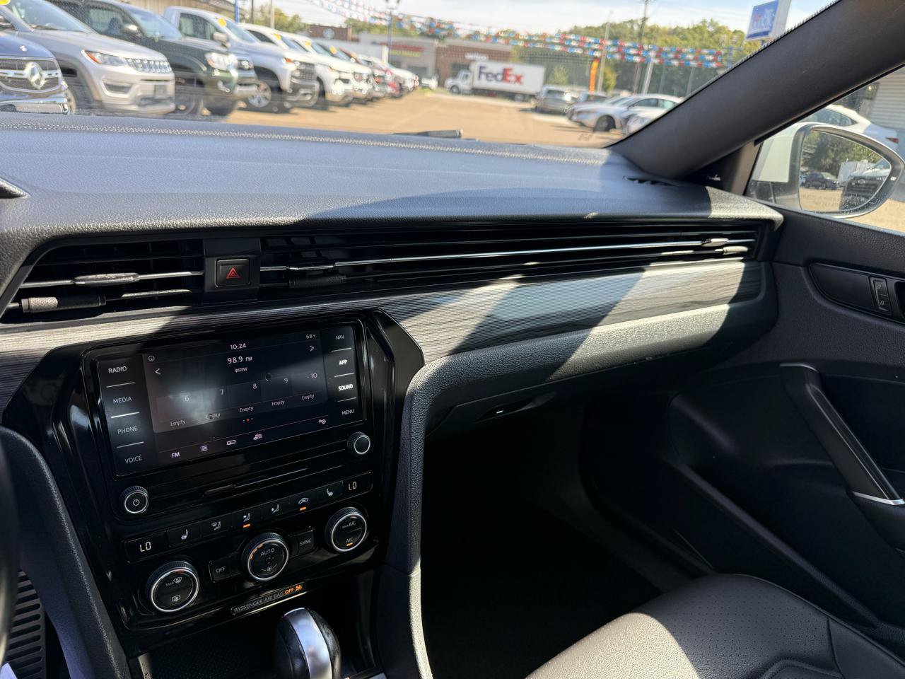 Used 2022 Volkswagen Passat 2.0T R-Line FWD image 9
