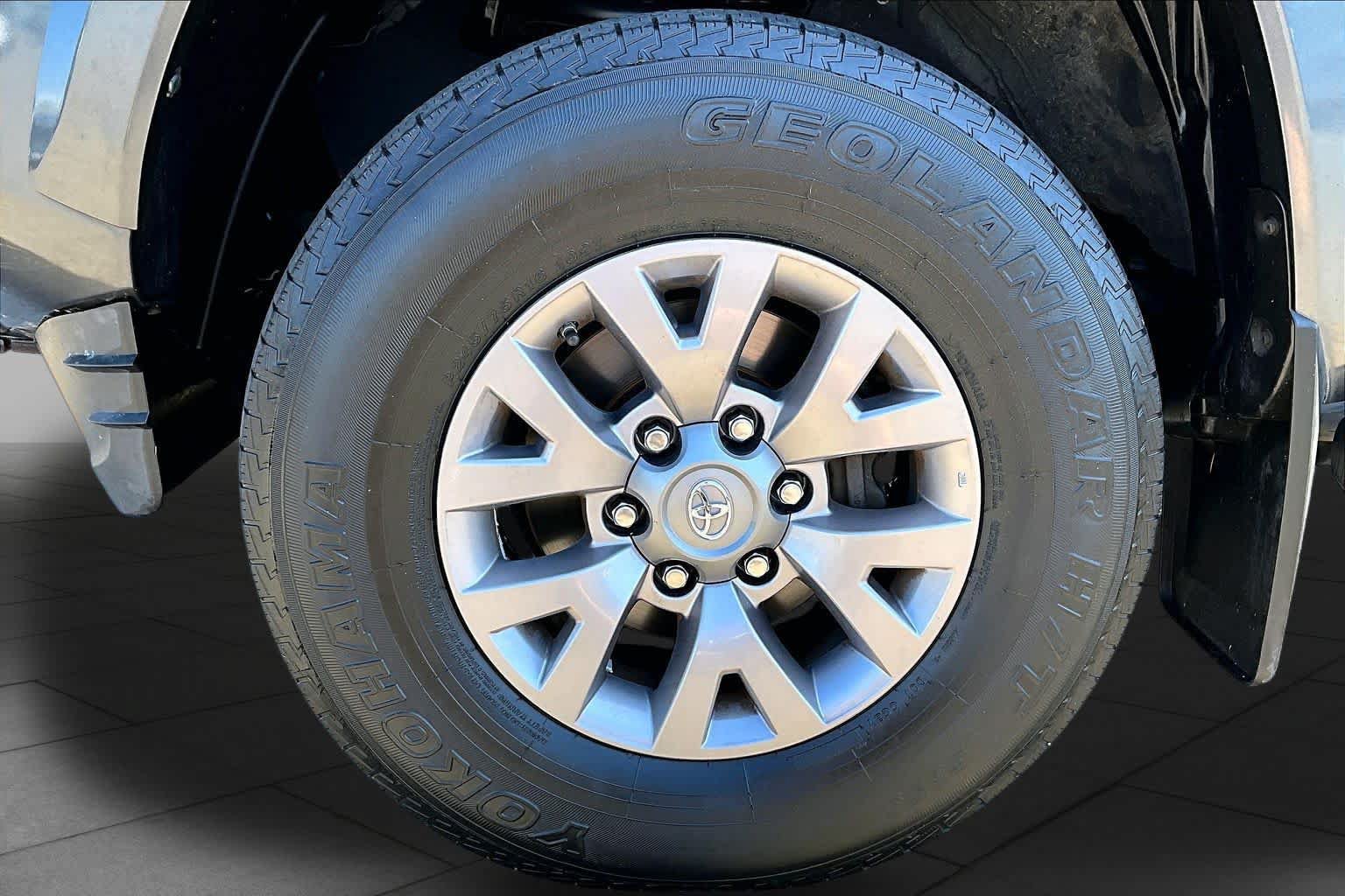 Used 2017 Toyota Tacoma SR5 AWD/4WD image 10