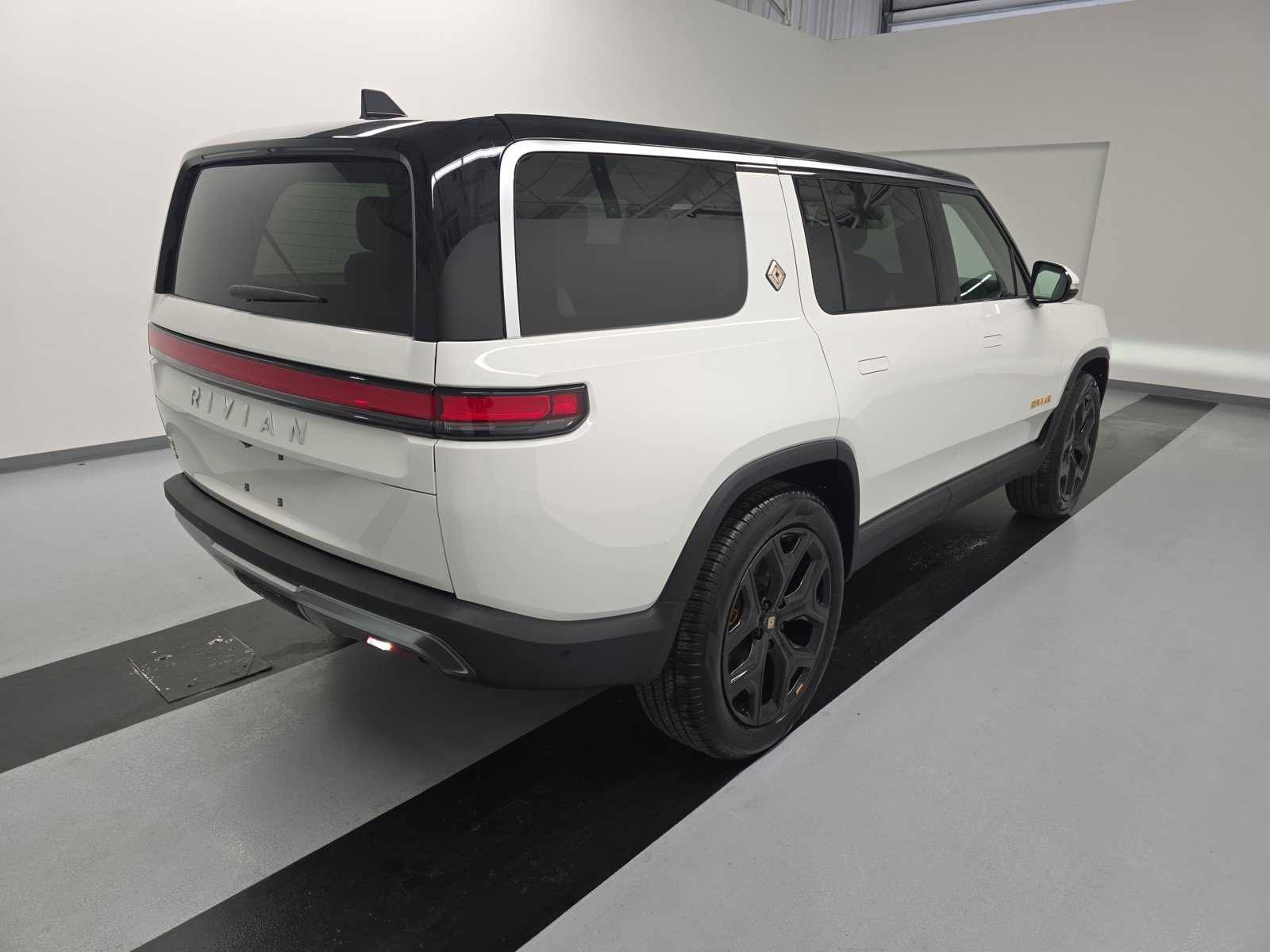 Used 2024 Rivian R1S Adventure image 5