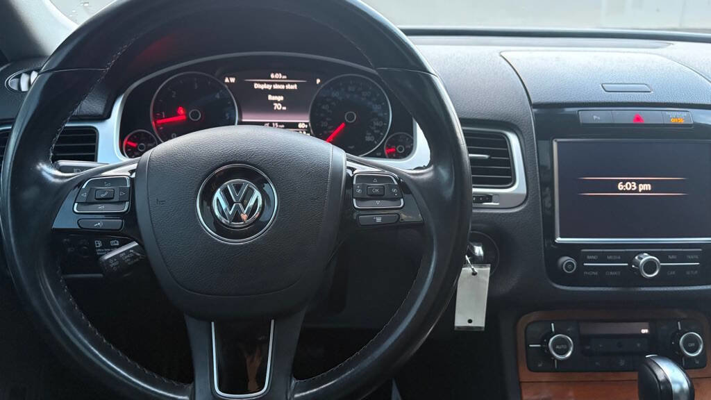 Used 2011 Volkswagen Touareg Sport image 12