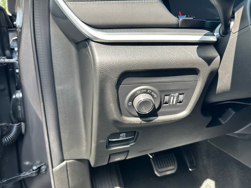 New 2025 Jeep Grand Cherokee Altitude image 13