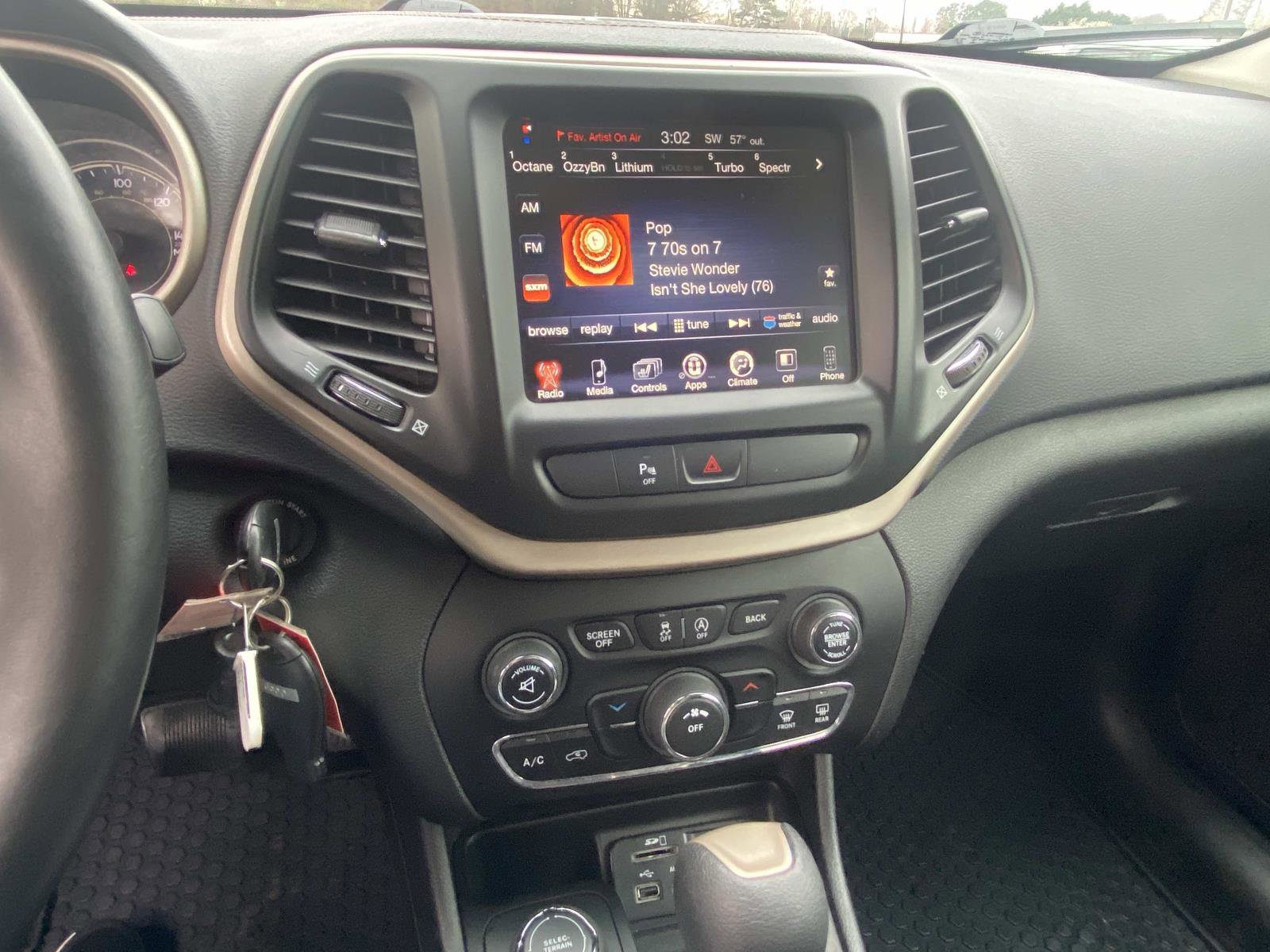 Used 2017 Jeep Cherokee Latitude w/ Safety/Convenience Group image 21